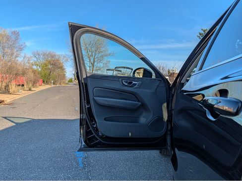 Used 2018 Volvo XC60 T5 Inscription w/ Convenience Package image 9