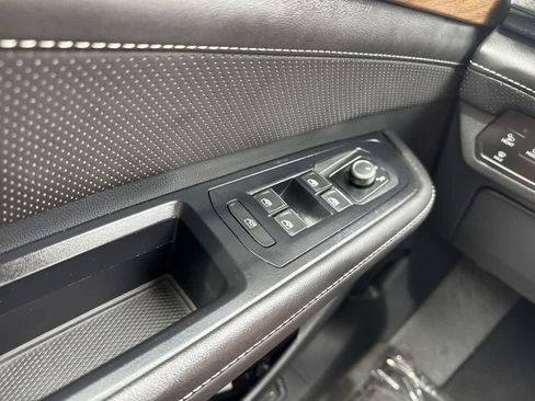 Used 2025 Volkswagen Atlas SE FWD image 16