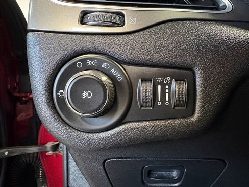 Used 2019 Jeep Cherokee Latitude AWD/4WD image 16