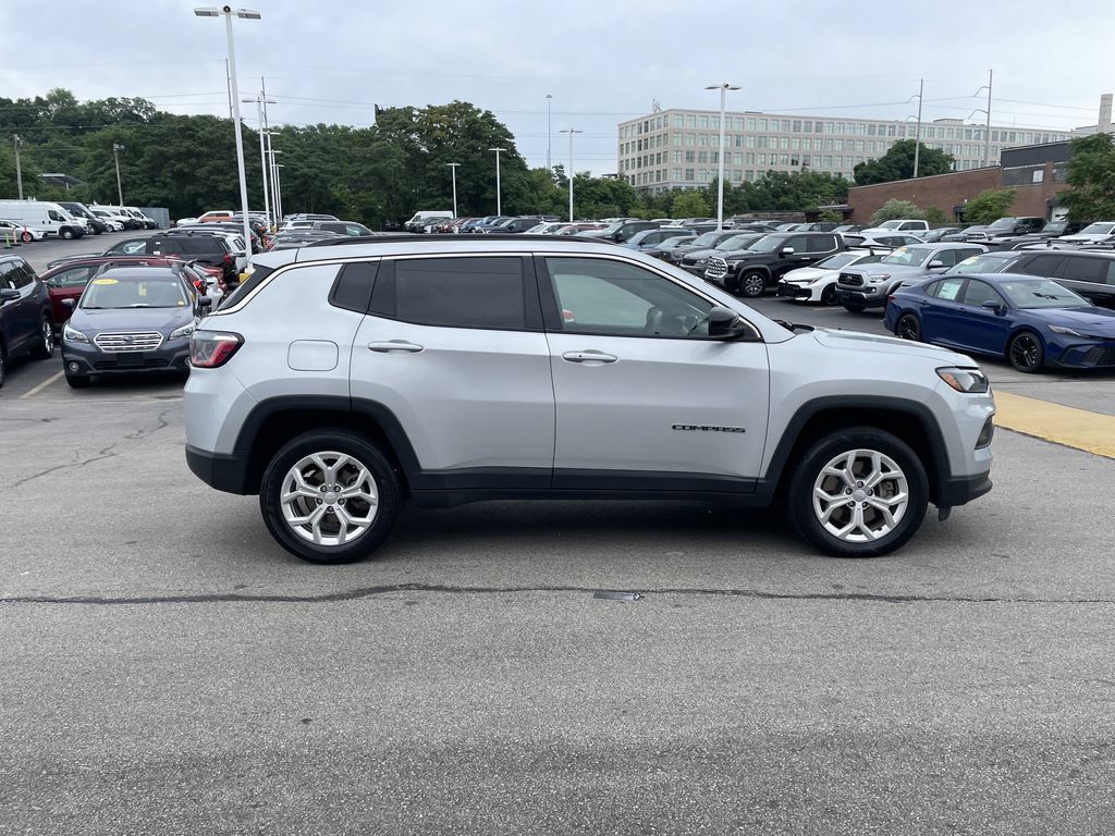 Used 2024 Jeep Compass Latitude AWD/4WD image 7