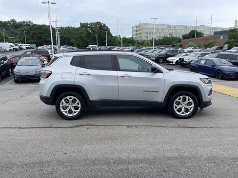 Used 2024 Jeep Compass Latitude AWD/4WD image 7