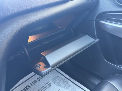 Used 2019 Jeep Cherokee Latitude Plus w/ Comfort/Convenience Group image 12