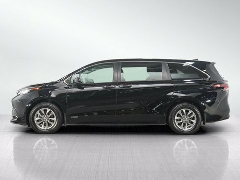 Used 2021 Toyota Sienna XLE AWD/4WD image 2