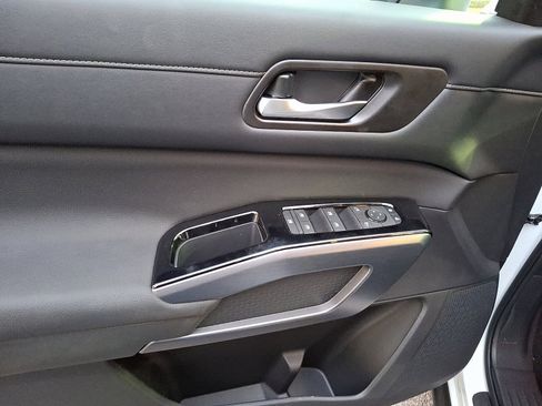 New 2025 Nissan Pathfinder SL image 8