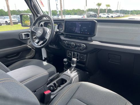 Used 2025 Jeep Wrangler Unlimited Sahara w/ Safety Group AWD/4WD image 10