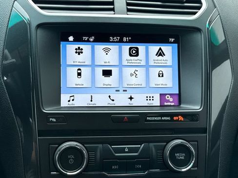 Used 2017 Ford Explorer XLT w/ Equipment Group 202A AWD/4WD image 38