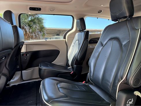 Used 2023 Chrysler Pacifica Limited FWD image 18