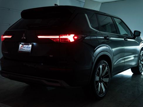 Used 2025 Mitsubishi Outlander SE image 34