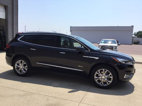 Used 2021 Buick Enclave Avenir w/ Avenir Technology Package AWD/4WD image 4