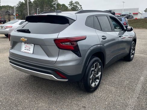 Used 2025 Chevrolet Trax LT w/ LT Convenience Package image 13