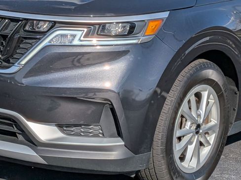 Used 2024 Kia Carnival LX image 9