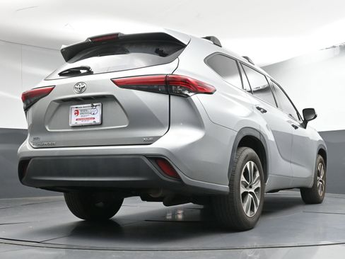 Used 2022 Toyota Highlander XLE image 27