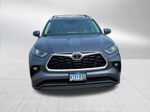 Used 2023 Toyota Highlander XLE AWD/4WD image 2