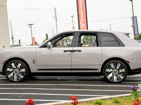 Used 2025 Rolls-Royce Cullinan AWD/4WD image 19