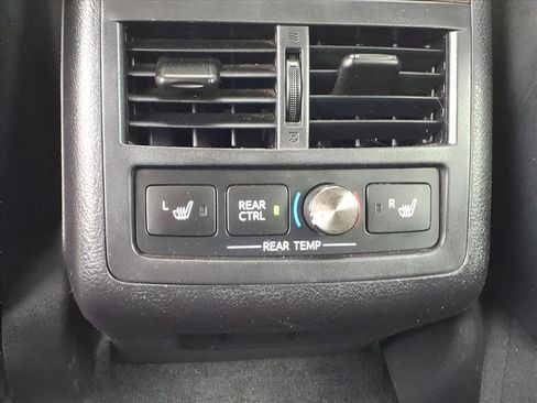 Used 2016 Toyota Avalon Limited image 11