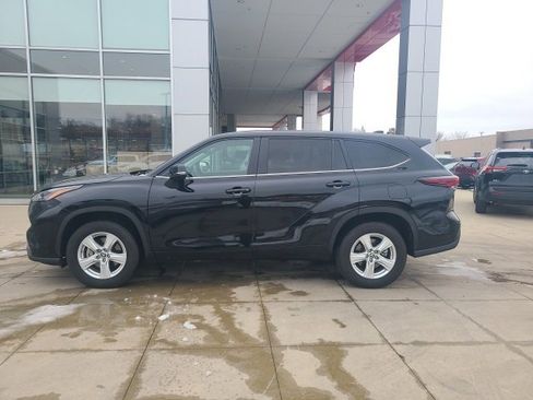 Used 2024 Toyota Highlander LE image 4