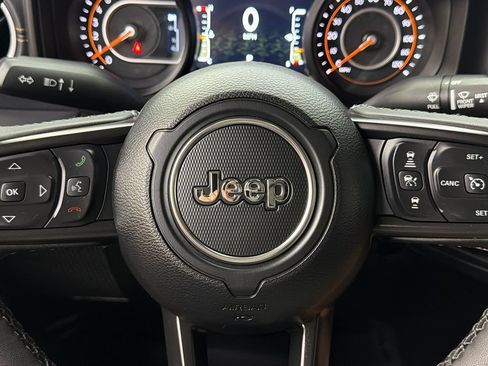 Used 2025 Jeep Gladiator Sport AWD/4WD image 24