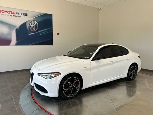 Used 2022 Alfa Romeo Giulia Veloce AWD/4WD image 3