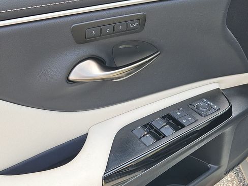 Used 2025 Lexus ES 300h w/ Premium Package FWD image 30
