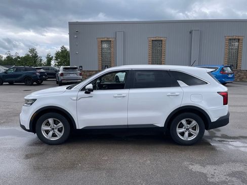 Used 2023 Kia Sorento LX FWD image 3