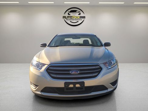 Used 2018 Ford Taurus SE image 2