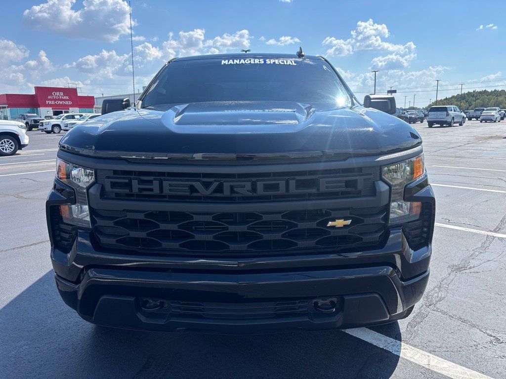 Used 2023 Chevrolet Silverado 1500 Custom AWD/4WD image 2
