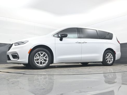 Used 2025 Chrysler Pacifica Select image 21