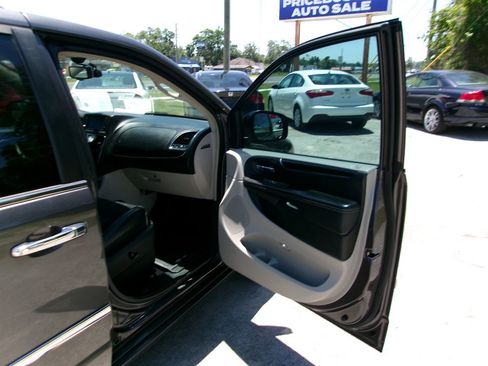 Used 2015 Chrysler Town & Country Limited FWD image 21