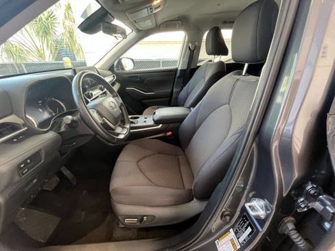 Used 2025 Toyota Highlander LE FWD image 28