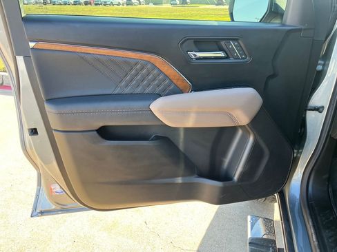 Used 2025 GMC Canyon Denali image 11