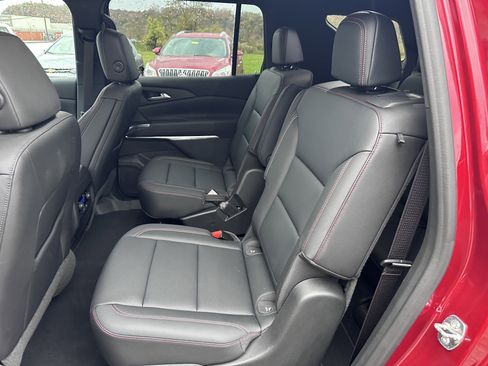 Used 2024 Chevrolet Traverse Z71 image 13