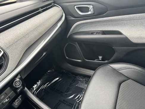 Used 2024 Jeep Compass Latitude image 17