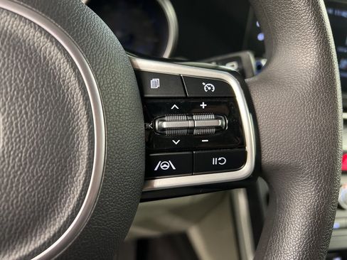 Used 2023 Kia Carnival LX image 17