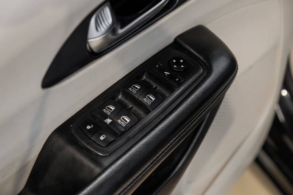 Used 2020 Chrysler Pacifica Limited FWD image 61