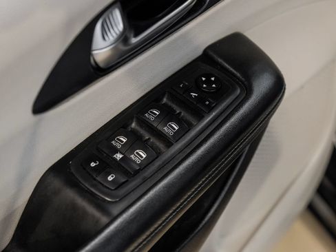 Used 2020 Chrysler Pacifica Limited FWD image 61
