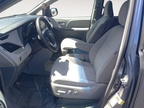 Used 2017 Toyota Sienna LE FWD image 6