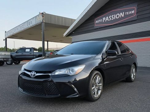 Used 2017 Toyota Camry SE FWD image 1