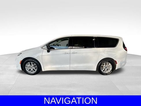 Used 2024 Chrysler Pacifica Touring-L image 8