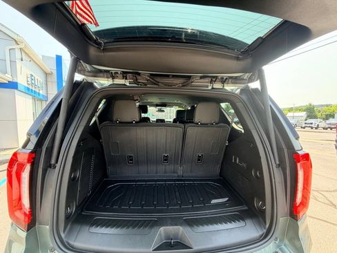 Used 2024 GMC Yukon SLT w/ SLT Luxury Package AWD/4WD image 8