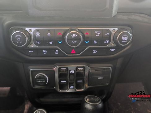 Used 2019 Jeep Wrangler Unlimited Sahara w/ Cold Weather Group AWD/4WD image 16
