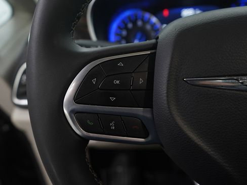 Used 2023 Chrysler Pacifica Limited image 18