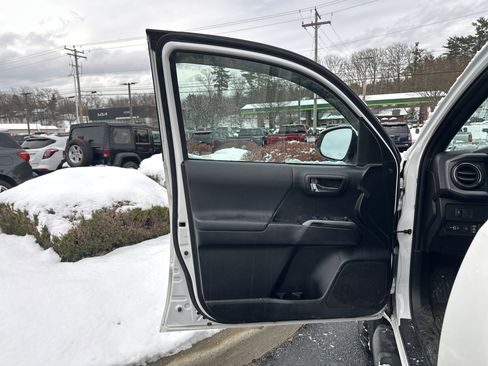 Used 2020 Toyota Tacoma TRD Sport image 11