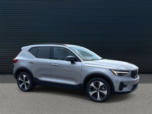 New 2026 Volvo XC40 B5 Plus w/ Protection Package Premier image 3