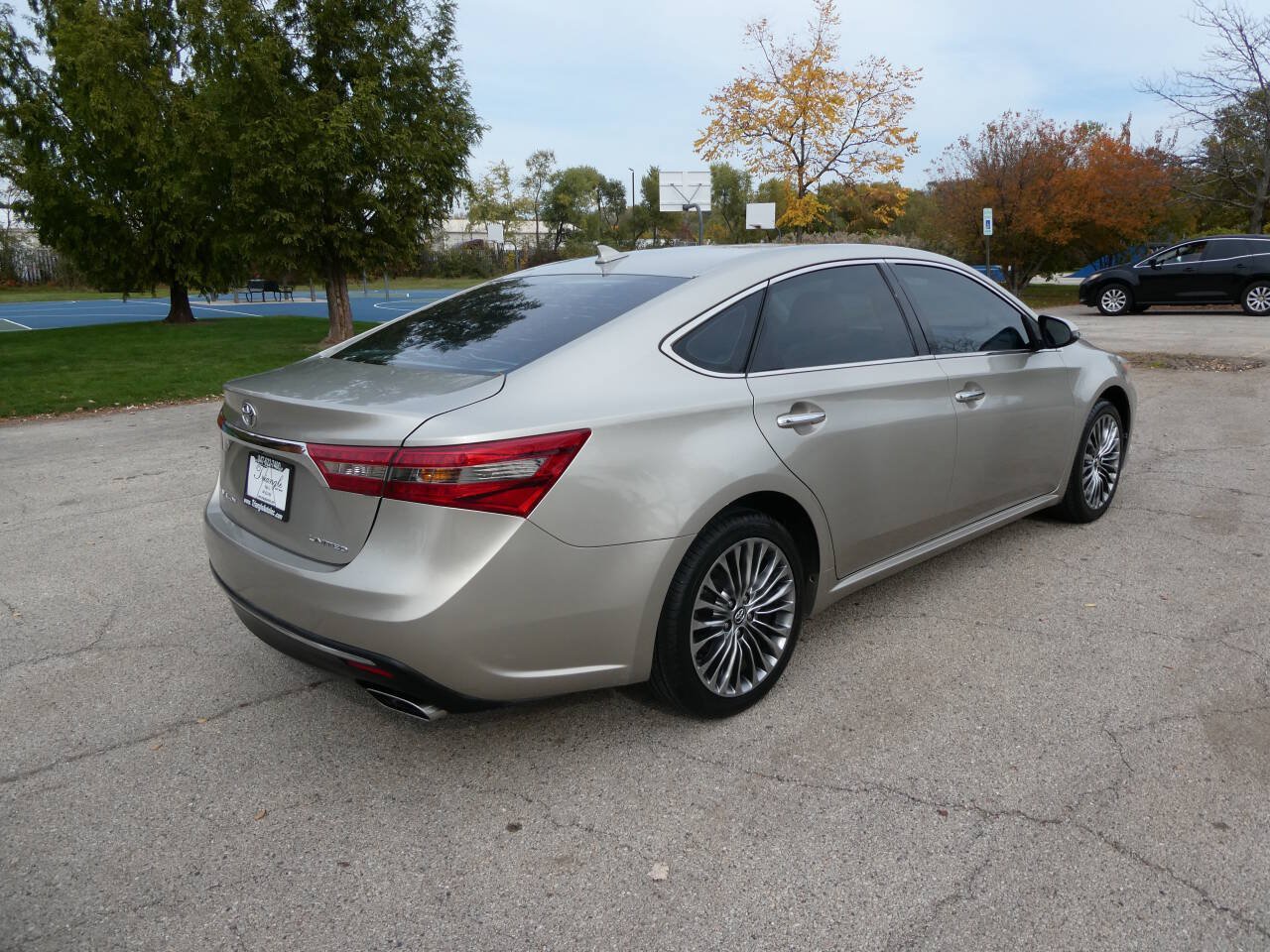 Used 2016 Toyota Avalon Limited w/ Toyota Safety Sense Package FWD image 5