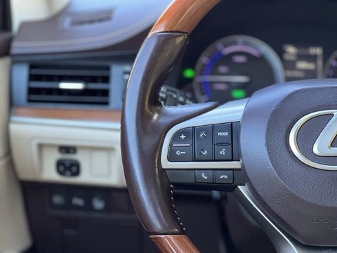 Used 2017 Lexus ES 300h w/ Luxury Package image 39