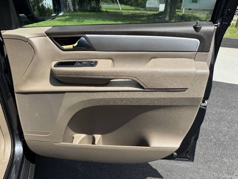 Used 2011 Volkswagen Routan SE FWD image 30