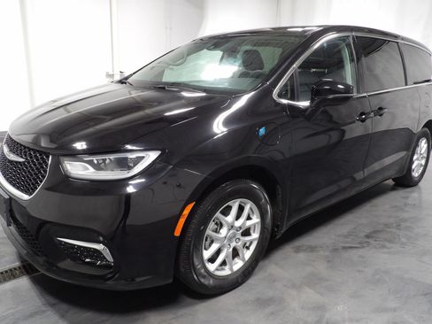 Used 2024 Chrysler Pacifica Limited FWD image 7