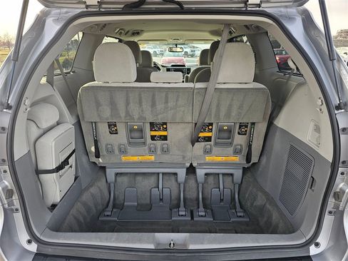 Used 2012 Toyota Sienna LE w/ Towing Pkg image 46