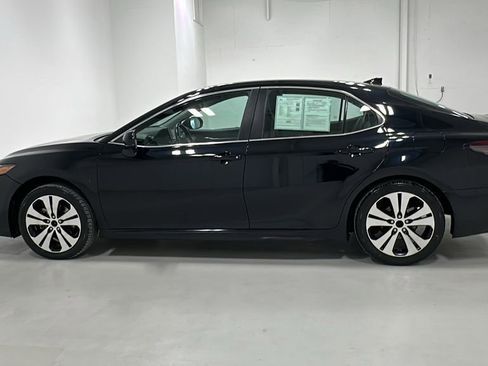 Used 2021 Toyota Camry SE image 2