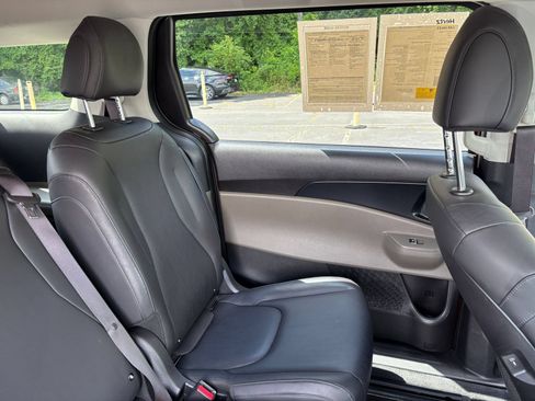 Used 2026 Kia Carnival FWD image 39